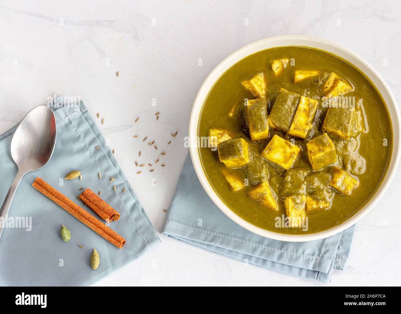 Palak Paneer in einer Schüssel Top Down Foto, Indian Vegetarian Food Foto Stockfoto