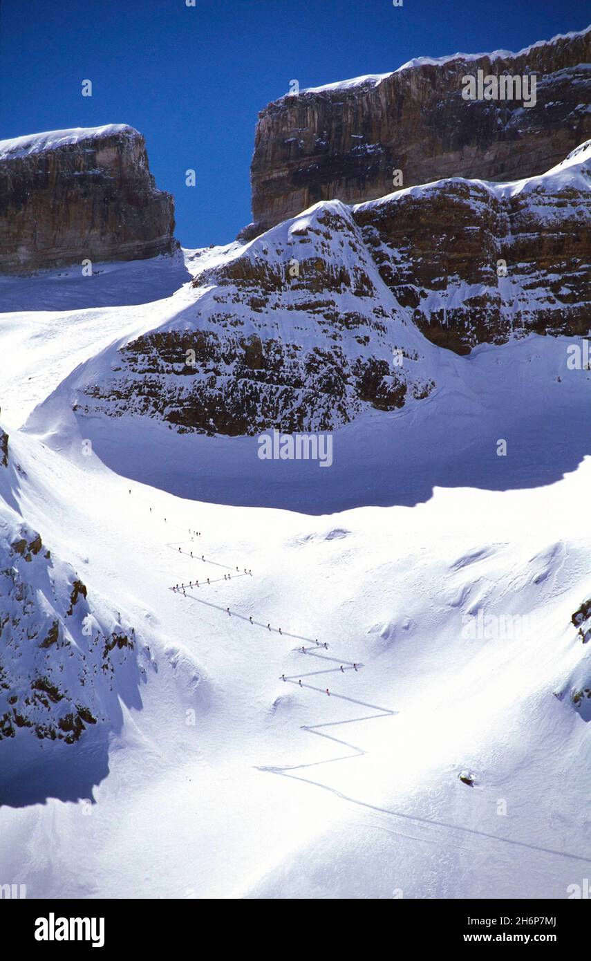 'COLLECTIVE' A SKI DE RANDONNEE SOUS LA BRECHE DE ROLAND (2807 M) DEPUIS LE PIC DU MOURGAT, PARC NATIONAL DES PYRENEES Stockfoto