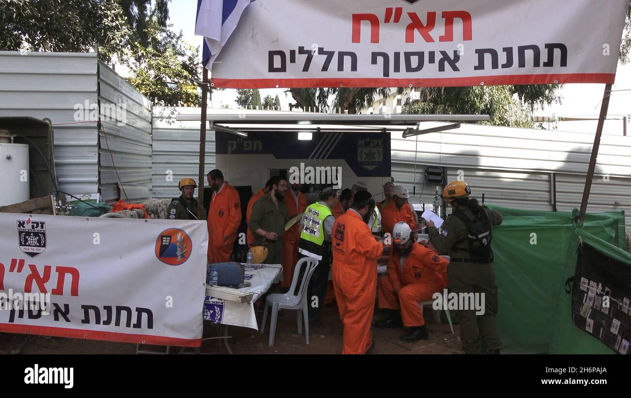 Israelische Soldaten der Rettungseinheit des Kommandos der Heimatfront und Mitglieder des Teams zur Identifizierung der Opfer der Katastrophe von Zaka nehmen am 16. November 2021 in Tel Aviv, Israel, an einer Such- und Rettungsübung in einem großen Abrissgelände Teil. Die Home Front-Übung simulierte Such- und Rettungsaktionen, die sich auf Szenarien vorbereiten, die Gebäude zerstören und Bürger aufgrund eines schweren Erdbebens oder massiver Raketeneinschläge einfangen könnten. Stockfoto