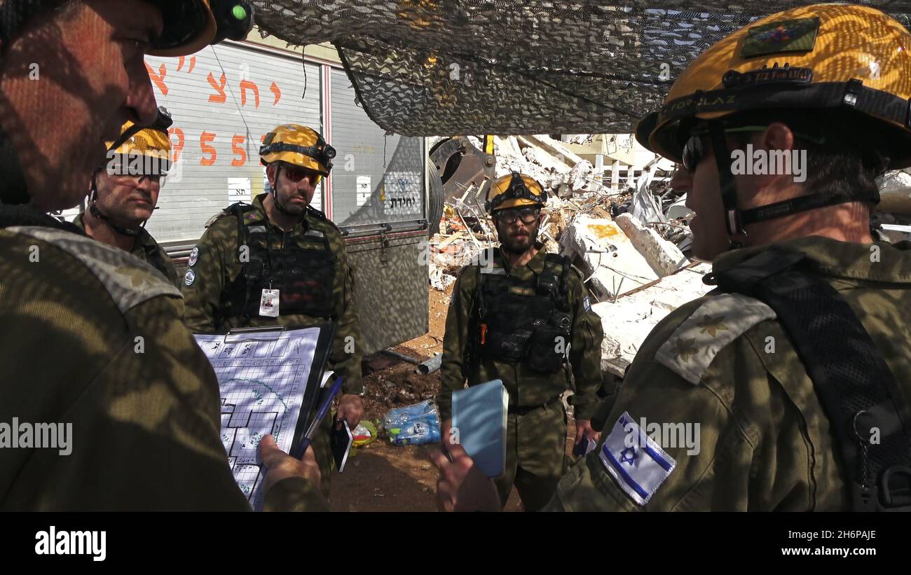 Israelische Soldaten der Rettungseinheit des Kommandos der Heimatfront nehmen am 16. November 2021 in Tel Aviv, Israel, an einer Such- und Rettungsübung an einem großen Abrissplatz Teil. Die Home Front-Übung simulierte Such- und Rettungsaktionen, die sich auf Szenarien vorbereiten, die Gebäude zerstören und Bürger aufgrund eines schweren Erdbebens oder massiver Raketeneinschläge einfangen könnten. Stockfoto