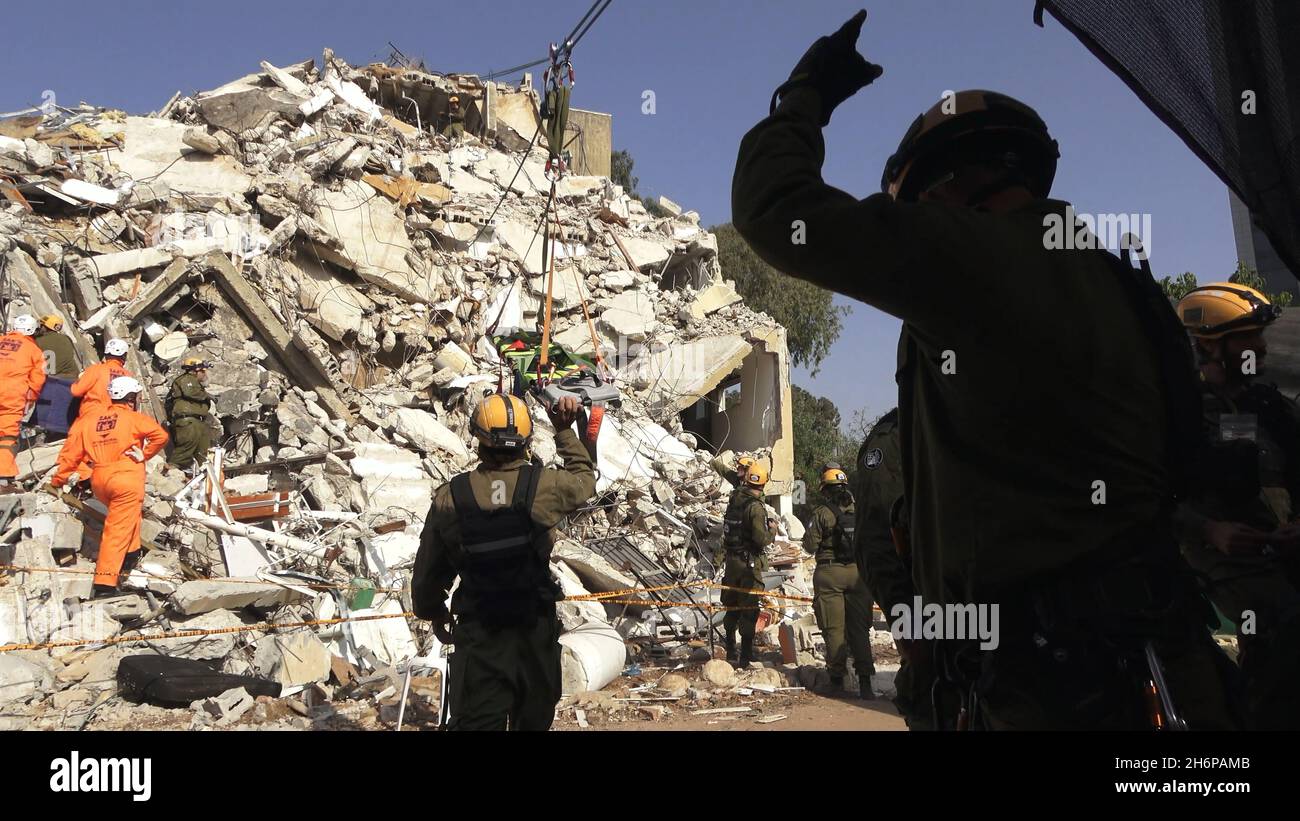 Israelische Soldaten der Rettungseinheit des Kommandos der Heimatfront nehmen am 16. November 2021 in Tel Aviv, Israel, an einer Such- und Rettungsübung an einem großen Abrissplatz Teil. Die Home Front-Übung simulierte Such- und Rettungsaktionen, die sich auf Szenarien vorbereiten, die Gebäude zerstören und Bürger aufgrund eines schweren Erdbebens oder massiver Raketeneinschläge einfangen könnten. Stockfoto