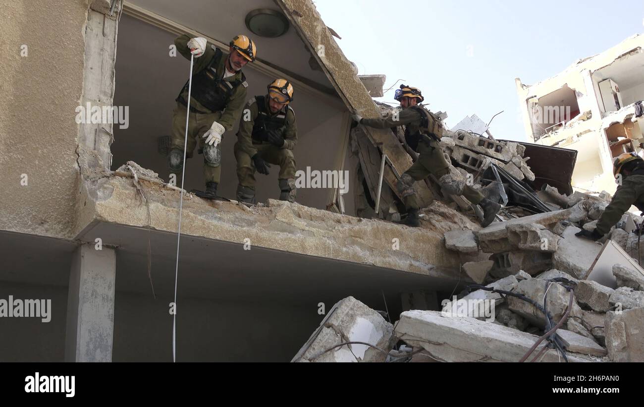 Israelische Soldaten der Rettungseinheit des Kommandos der Heimatfront nehmen am 16. November 2021 in Tel Aviv, Israel, an einer Such- und Rettungsübung an einem großen Abrissplatz Teil. Die Home Front-Übung simulierte Such- und Rettungsaktionen, die sich auf Szenarien vorbereiten, die Gebäude zerstören und Bürger aufgrund eines schweren Erdbebens oder massiver Raketeneinschläge einfangen könnten. Stockfoto