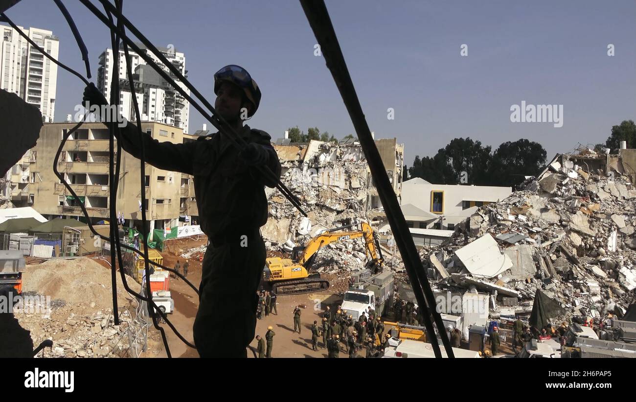 Israelische Soldaten der Rettungseinheit des Kommandos der Heimatfront nehmen am 16. November 2021 in Tel Aviv, Israel, an einer Such- und Rettungsübung an einem großen Abrissplatz Teil. Die Home Front-Übung simulierte Such- und Rettungsaktionen, die sich auf Szenarien vorbereiten, die Gebäude zerstören und Bürger aufgrund eines schweren Erdbebens oder massiver Raketeneinschläge einfangen könnten. Stockfoto