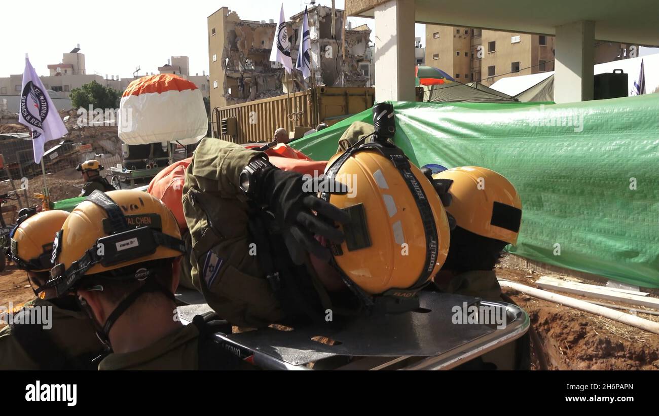 Israelische Soldaten der Rettungseinheit des Home Front Command extrahieren während einer Such- und Rettungsübung am 16. November 2021 in Tel Aviv, Israel, ein simuliertes Opfer aus einem zerstörten Gebäude. Die Home Front-Übung simulierte Such- und Rettungsaktionen, die sich auf Szenarien vorbereiten, die Gebäude zerstören und Bürger aufgrund eines schweren Erdbebens oder massiver Raketeneinschläge einfangen könnten. Stockfoto