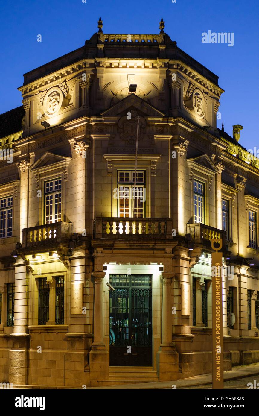 Castelo Branco - 10 2021. November: Zentralbank von Portugal im historischen Zentrum von Castelo Branco bei Nacht Stockfoto