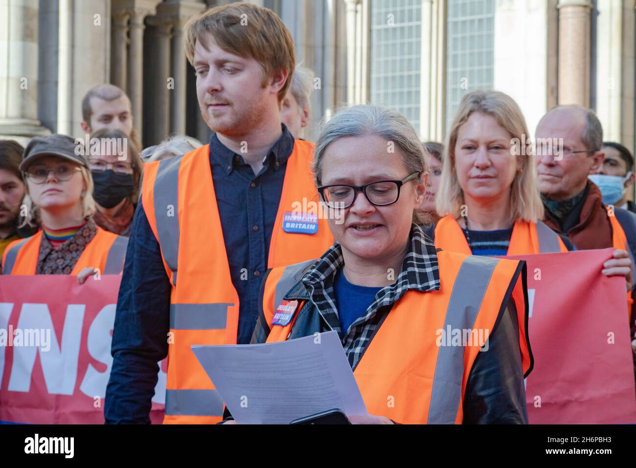 London, England, Großbritannien 17. November 2021 Klimaaktivisten aus Großbritannien verlassen die Royal Courts of Justice nach der Inhaftierung von neun Mitgliedern der Gruppe wegen angeblicher Verletzung von Verfügungen, die darauf ausgelegt sind, störenden Protest einzuschränken. Der Sprecher der Gruppe Tracey Mallaghan gab im Namen der Gruppe eine Erklärung ab. Stockfoto
