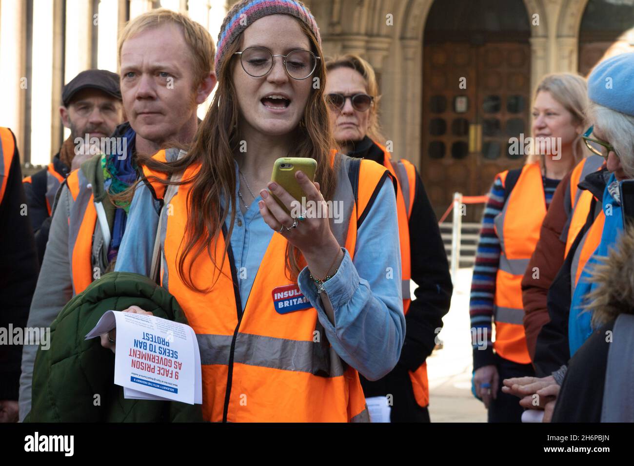 London, England, Großbritannien 17. November 2021 Klimaaktivisten aus Großbritannien verlassen die Royal Courts of Justice nach der Inhaftierung von neun Mitgliedern der Gruppe wegen angeblicher Verletzung von Verfügungen, die darauf ausgelegt sind, störenden Protest einzuschränken. Der Sprecher der Gruppe Tracey Mallaghan gab im Namen der Gruppe eine Erklärung ab. Stockfoto