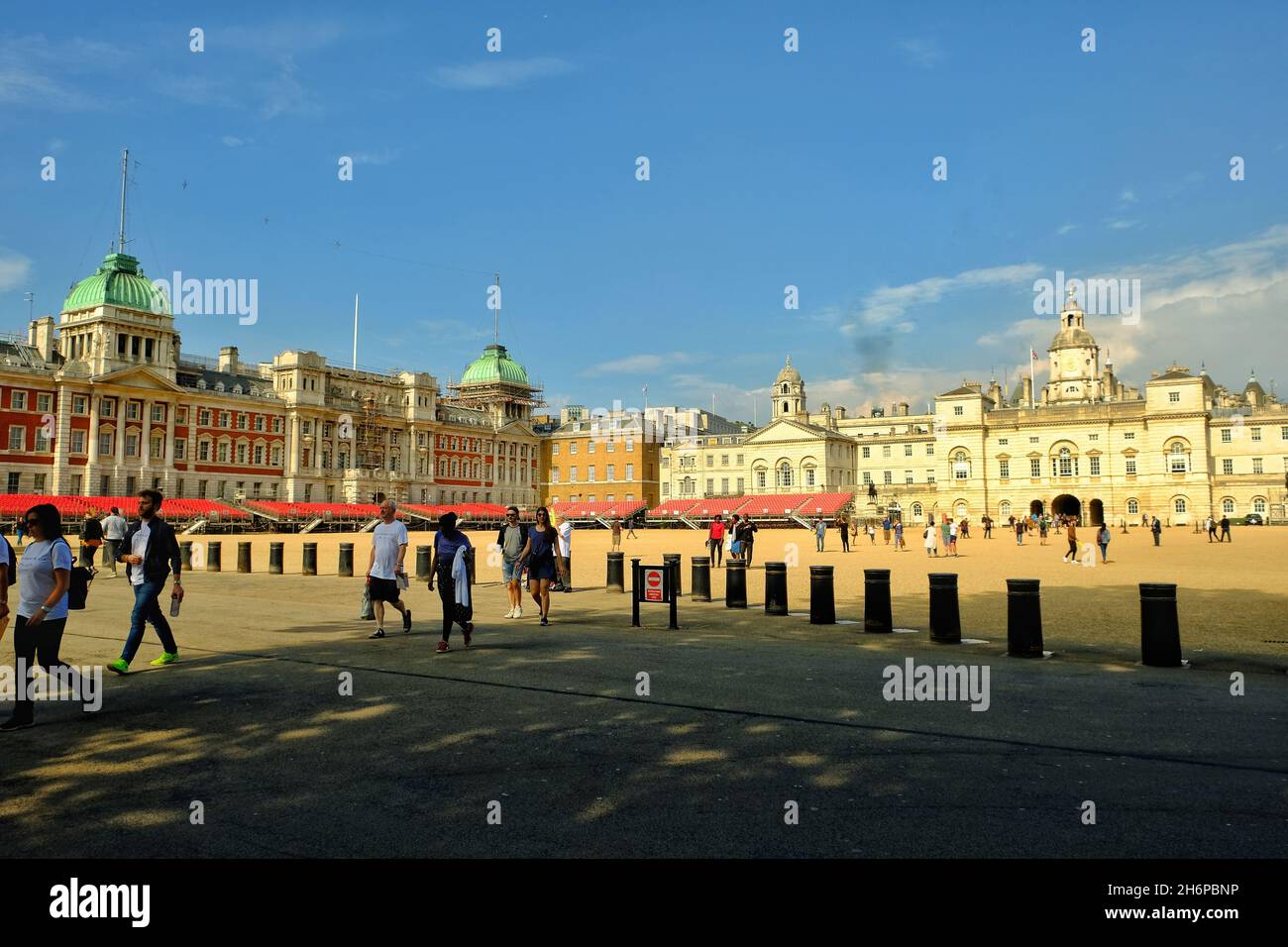 London, Vereinigtes Königreich : 21. Mai 2018 - Menschen, die an einem schönen Tag in London durch die berühmte Haushalts-Kavallerie, auch bekannt als Horse Guards, wandern Stockfoto