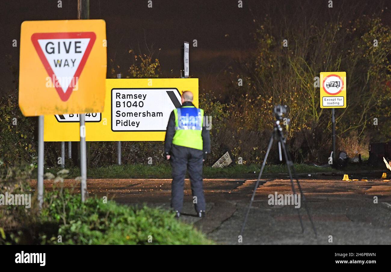 Aktenfoto vom 14/11/19 der Szene in der Nähe des Dorfes Bluntisham in Cambridgeshire, wo ein Minibus und ein Auto in eine Kollision verwickelt waren. Bogdan Ksiazek, 44, wurde fünf Jahre lang inhaftiert, nachdem er für schuldig befunden wurde, den Tod der Passagiere Margaret Henwood, 85, Barbara McGruer, 86 und des 72-jährigen Richard Kenworthy durch gefährliches Fahren verursacht zu haben. Ausgabedatum: Mittwoch, 17. November 2021. Stockfoto