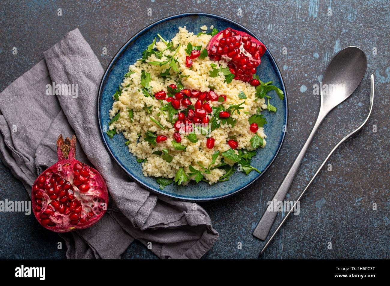 Tabbouleh-Salat mit Couscous und Granatapfel Stockfoto