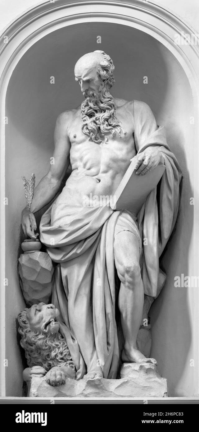 ROM, ITALIEN - 31. AUGUST 2021: Die Statue des heiligen Hieronymus in der Kirche Chiesa San Bernardo alle Terme von Camillo Mariani (1600). Stockfoto