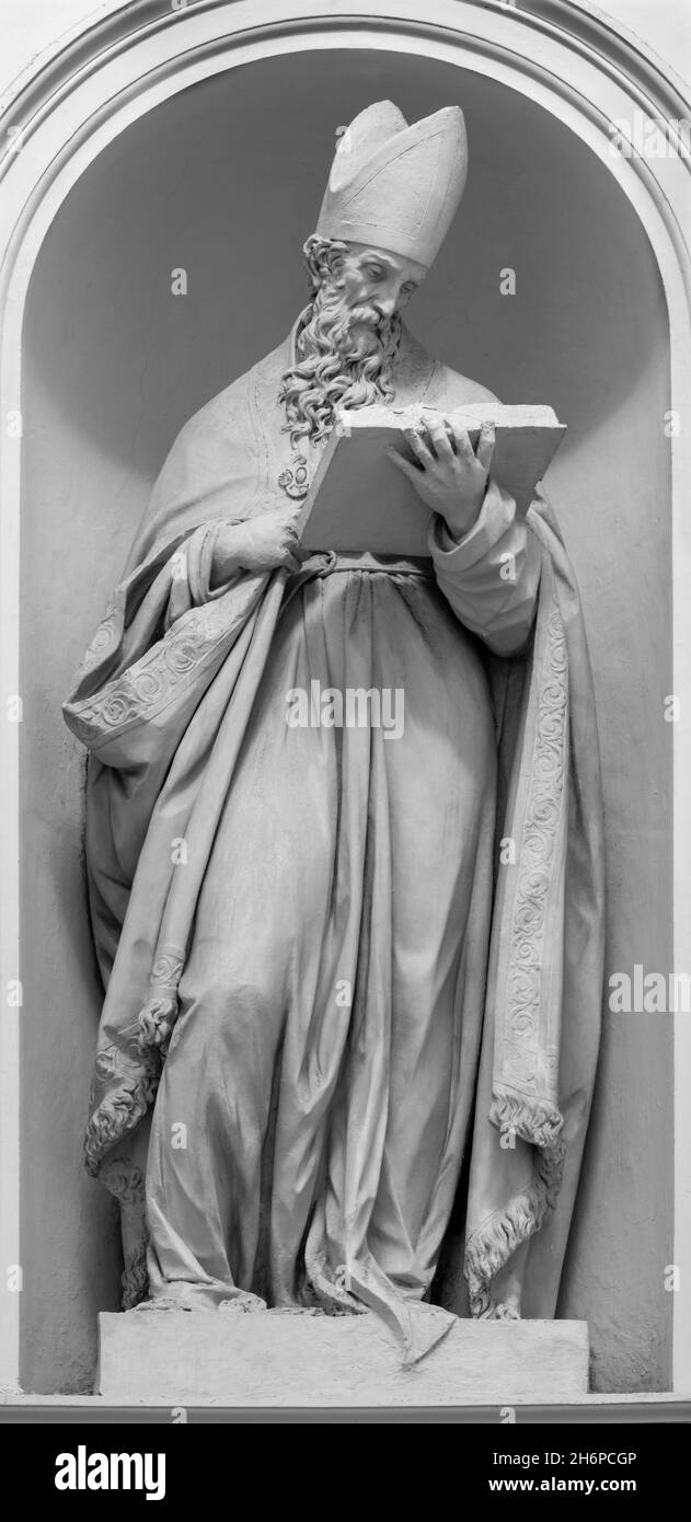 ROM, ITALIEN - 31. AUGUST 2021: Die Statue des heiligen Augustinus in der Kirche Chiesa San Bernardo alle Terme von Camillo Mariani (1600). Stockfoto