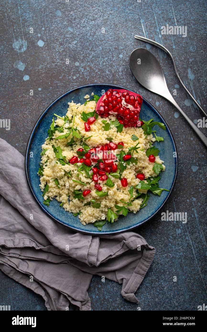 Tabbouleh-Salat mit Couscous und Granatapfel Stockfoto