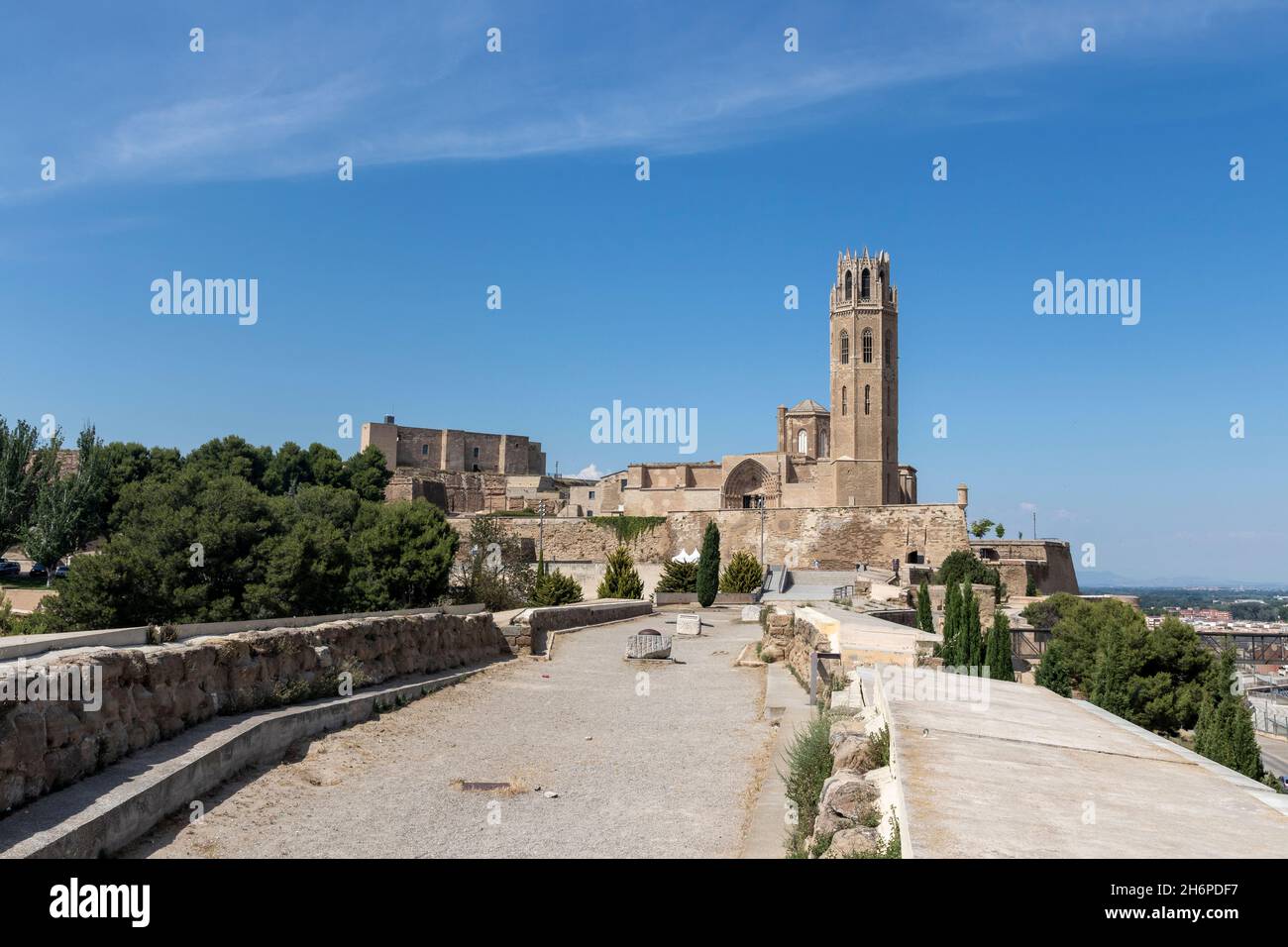 Kathedrale von Lleida an einem heißen Sommertag Stockfoto