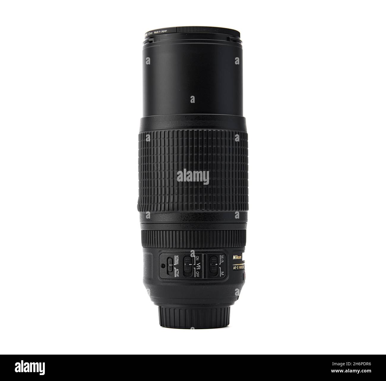 Nikon Nikkor Vollformat-Teleobjektiv für Nikon DSLR-Kameras, Nikkor 70-300mm f4.5-5.6E ED VR auf weißem Hintergrund. 03.04.2021, Region Rostov, Russi Stockfoto