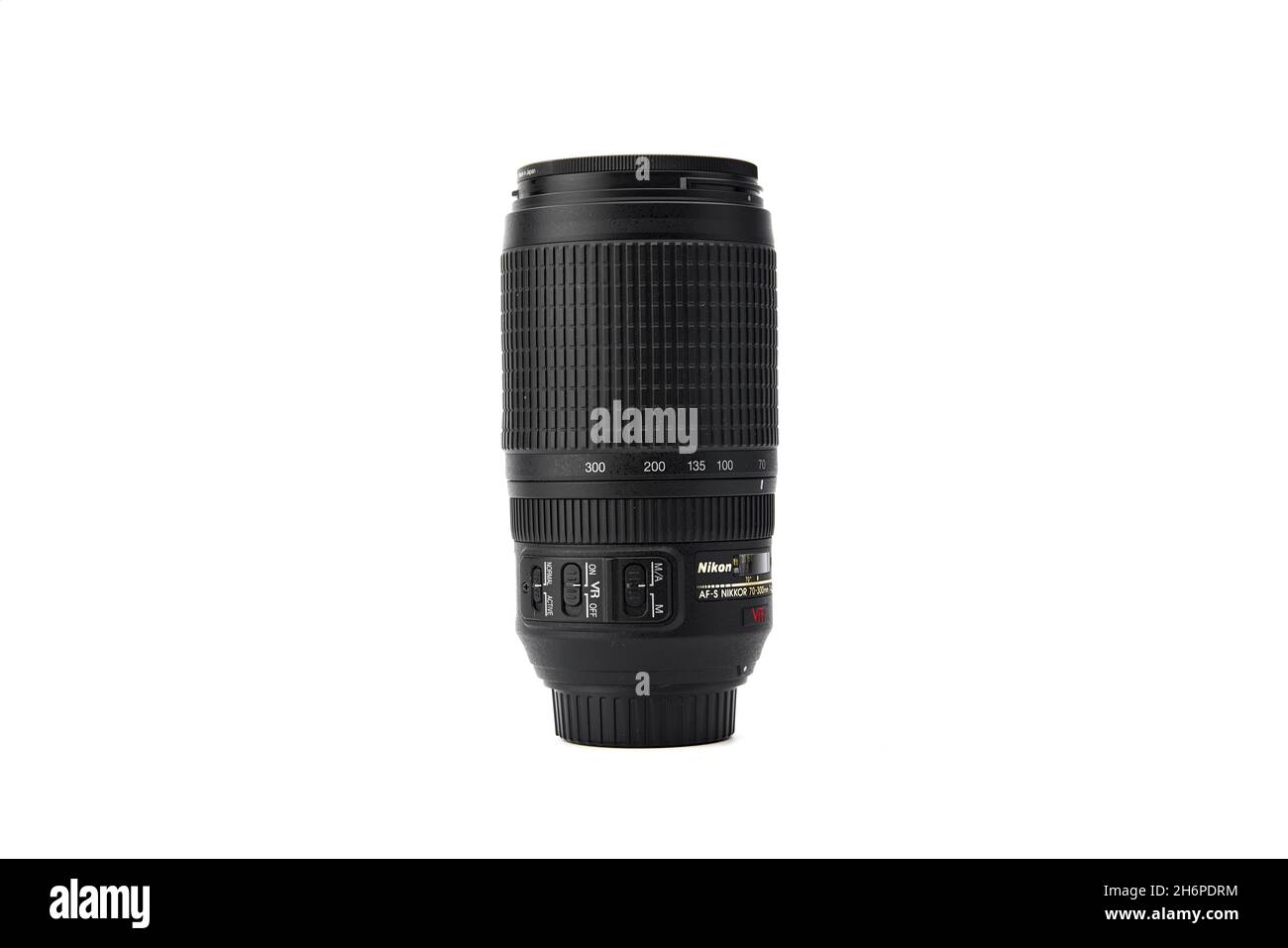 Nikon Nikkor Vollformat-Teleobjektiv für Nikon DSLR-Kameras, Nikkor 70-300mm f4.5-5.6E ED VR auf weißem Hintergrund. 03.04.2021, Region Rostov, Russi Stockfoto