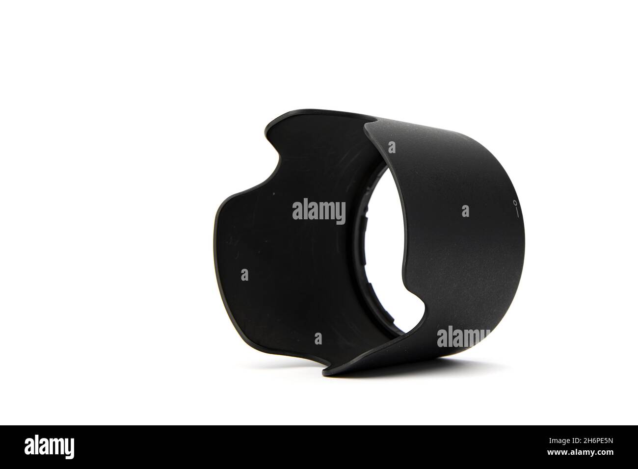 Gegenlichtblende für Nikon Nikkor Vollformat-Teleobjektiv für Nikon DSLR-Kameras, Nikkor 70-300mm f4.5-5.6E ED VR auf weißem Hintergrund. 03.04.2021, Rostov Stockfoto