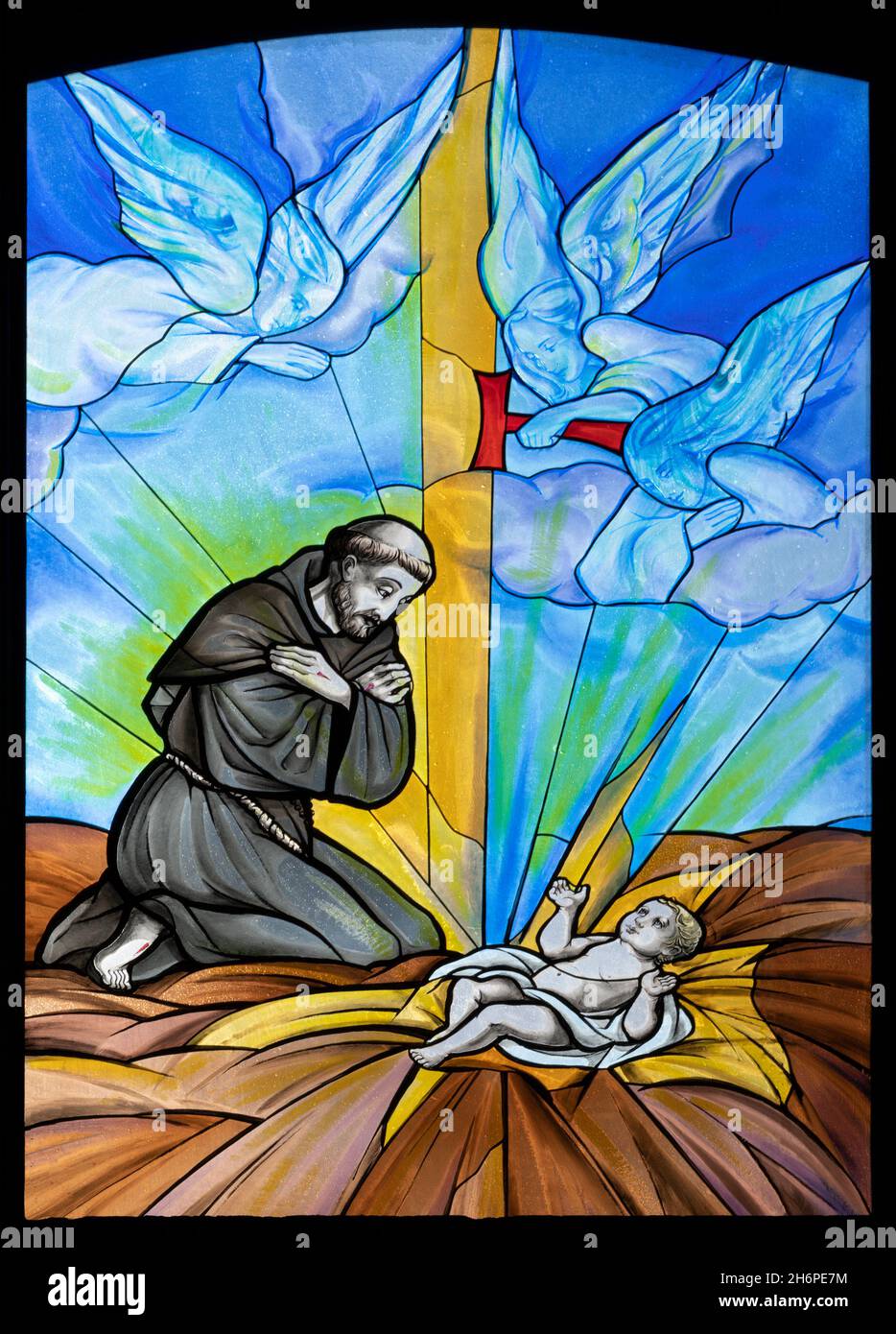 ROM, ITALIEN - 31. AUGUST 2021: Die Geburt Jesu und des heiligen Franziskus von Assisi auf der Glasmalerei in der Kirche Chiesa di Santa Dorotea. Stockfoto