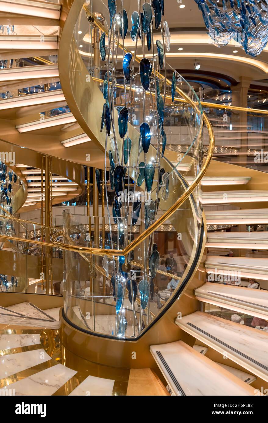 Sky Princess-Schiff, Spiraltreppe im Inneren Stockfoto