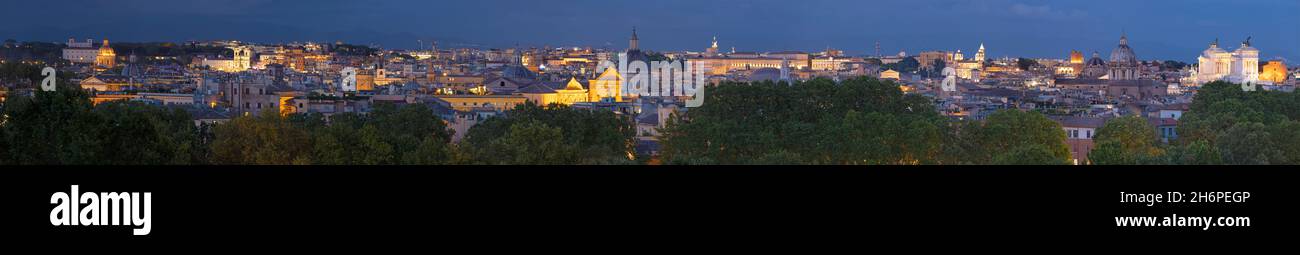 Rom - das Panorama in der Abenddämmerung. Stockfoto