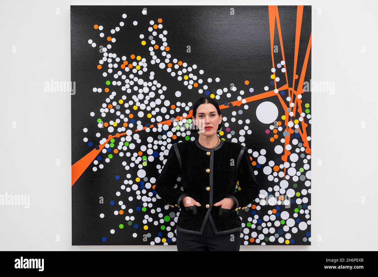 London, Großbritannien. 17. November 2021. Die Künstlerin Sarah Morris posiert mit ihrer Arbeit „Springpoint (Spiderweb)“, 2021, bei der Vorschau auf ‘means of Escape’, ihre neue Ausstellung im White Cube Bermondsey, die das Interesse der Künstlerin an der Psychologie und Wahrnehmung von Raum und Zeit zeigt. Die Ausstellung läuft vom 19. November bis zum 9. Januar 2022. Kredit: Stephen Chung / Alamy Live Nachrichten Stockfoto