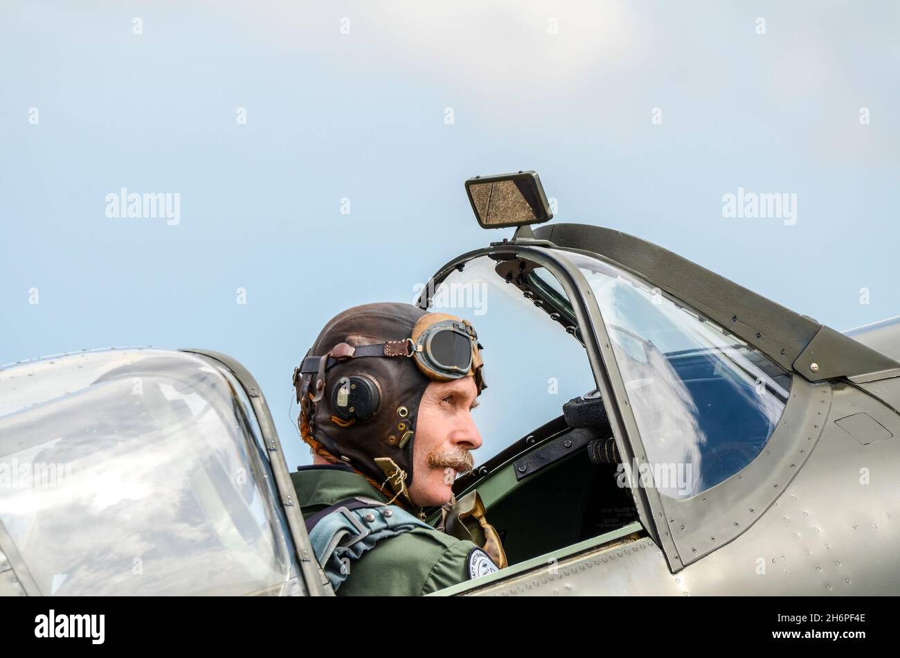 Pilot Flt LT Charlie Brown im Supermarine Spitfire Kampfflugzeug aus der Historic Aircraft Collection. Stockfoto