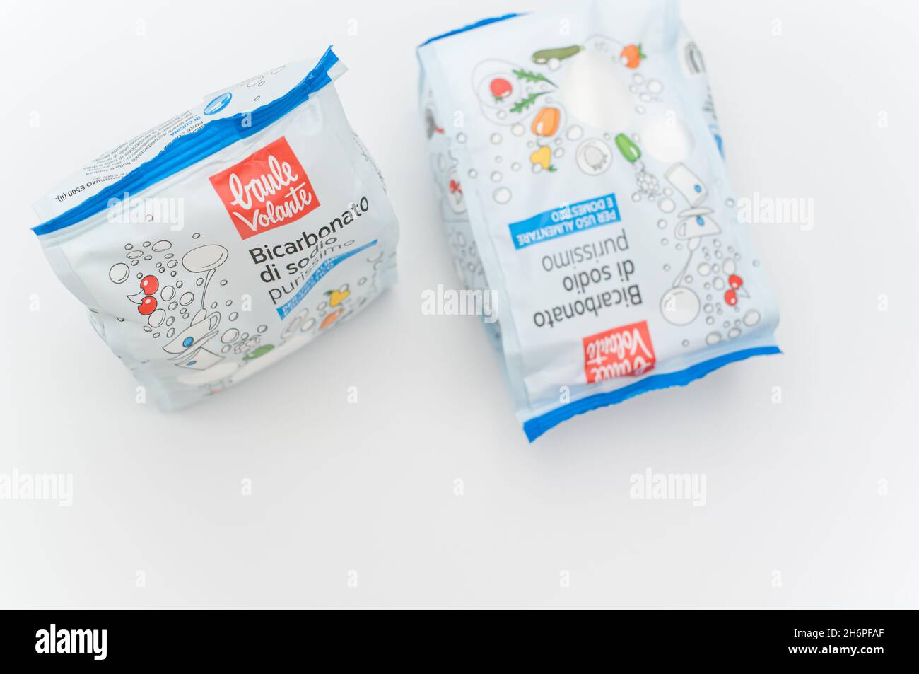 INVERIGO, ITALIEN - 16. Nov 2021: Chemische Verbindung mit Natriumbicarbonat in einem Plastikbeutel auf einer weißen Tischplatte mit Platz für Text Stockfoto