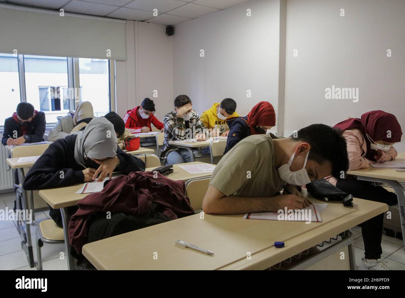 Gaziantep, Südostanatolien, Türkei. November 2021. Gaziantep, Türkei. 09. November 2021. Ausländische Studenten der Anadolu Lugat Institution in Gaziantep absolvieren die Pre-YOS Prüfung für Hochschulbildung in der Türkei. Die Studierenden lernen verschiedene Fächer, um sich auf die YOS-Prüfung vorzubereiten, die ihnen den Zugang zu türkischen Universitäten ermöglicht (Bildquelle: © Muhammed Ibrahim Ali/IMAGESLIVE via ZUMA Press Wire) Stockfoto