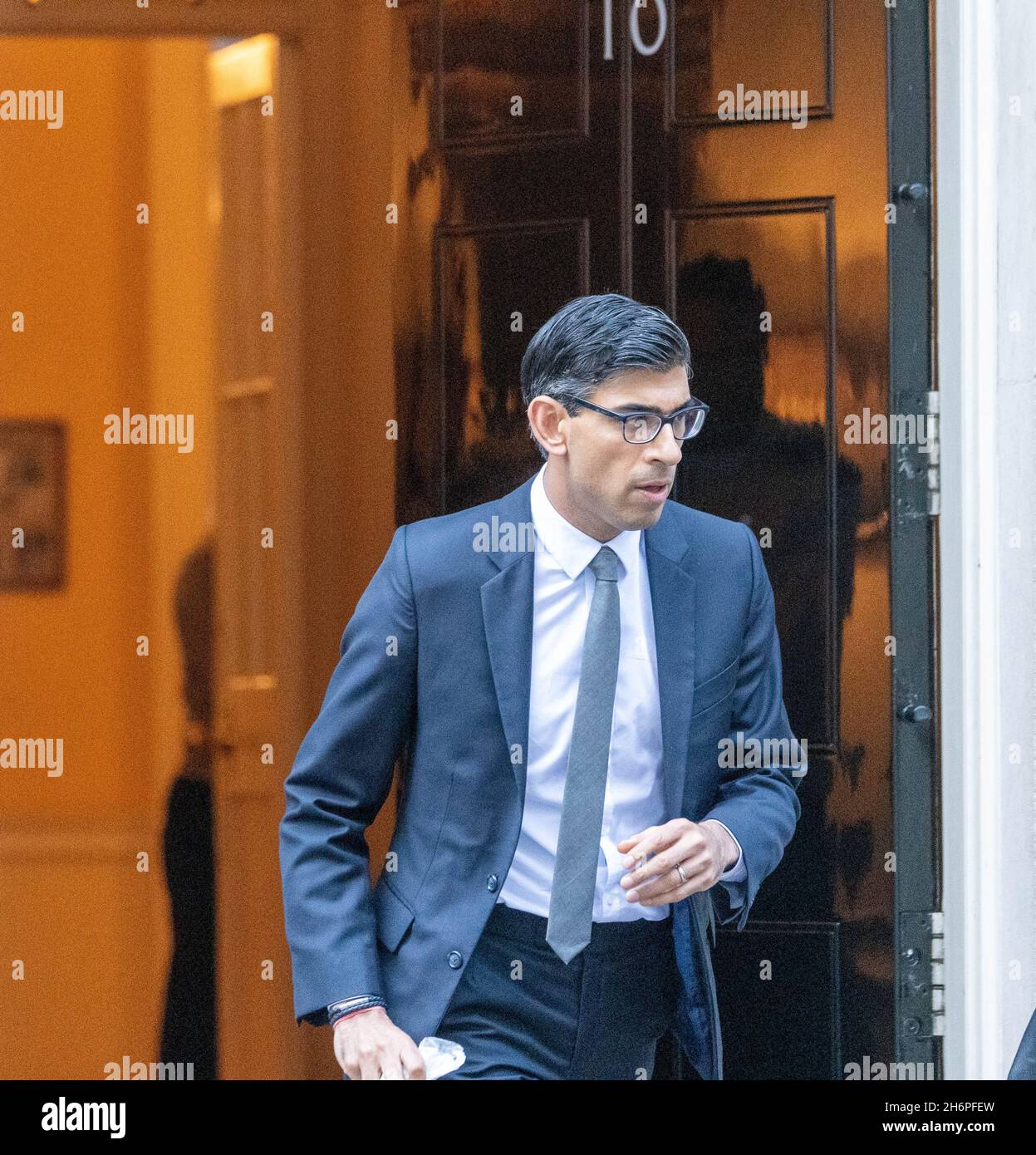 London, Großbritannien. November 2021. Rishi Sunak, Chancellor of the Exchecr leaves 10 Downing Street, London Credit: Ian Davidson/Alamy Live News Stockfoto