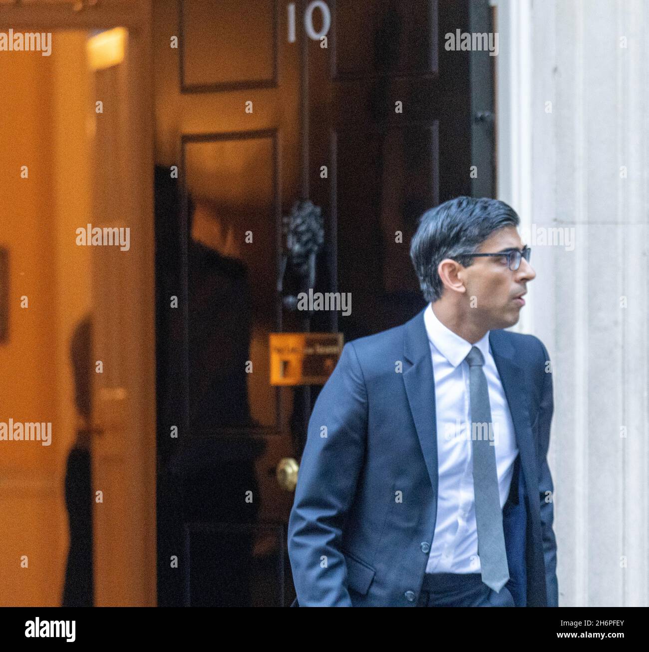 London, Großbritannien. November 2021. Rishi Sunak, Chancellor of the Exchecr leaves 10 Downing Street, London Credit: Ian Davidson/Alamy Live News Stockfoto