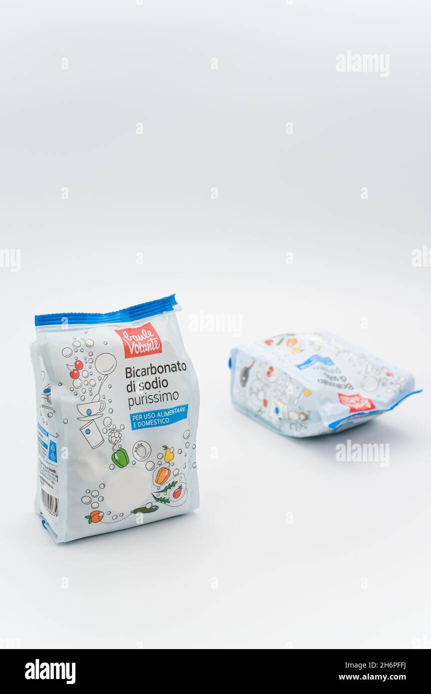 INVERIGO, ITALIEN - 16. Nov 2021: Chemische Verbindung mit Natriumbicarbonat in einem Plastikbeutel auf einer weißen Tischplatte mit Platz für Text Stockfoto