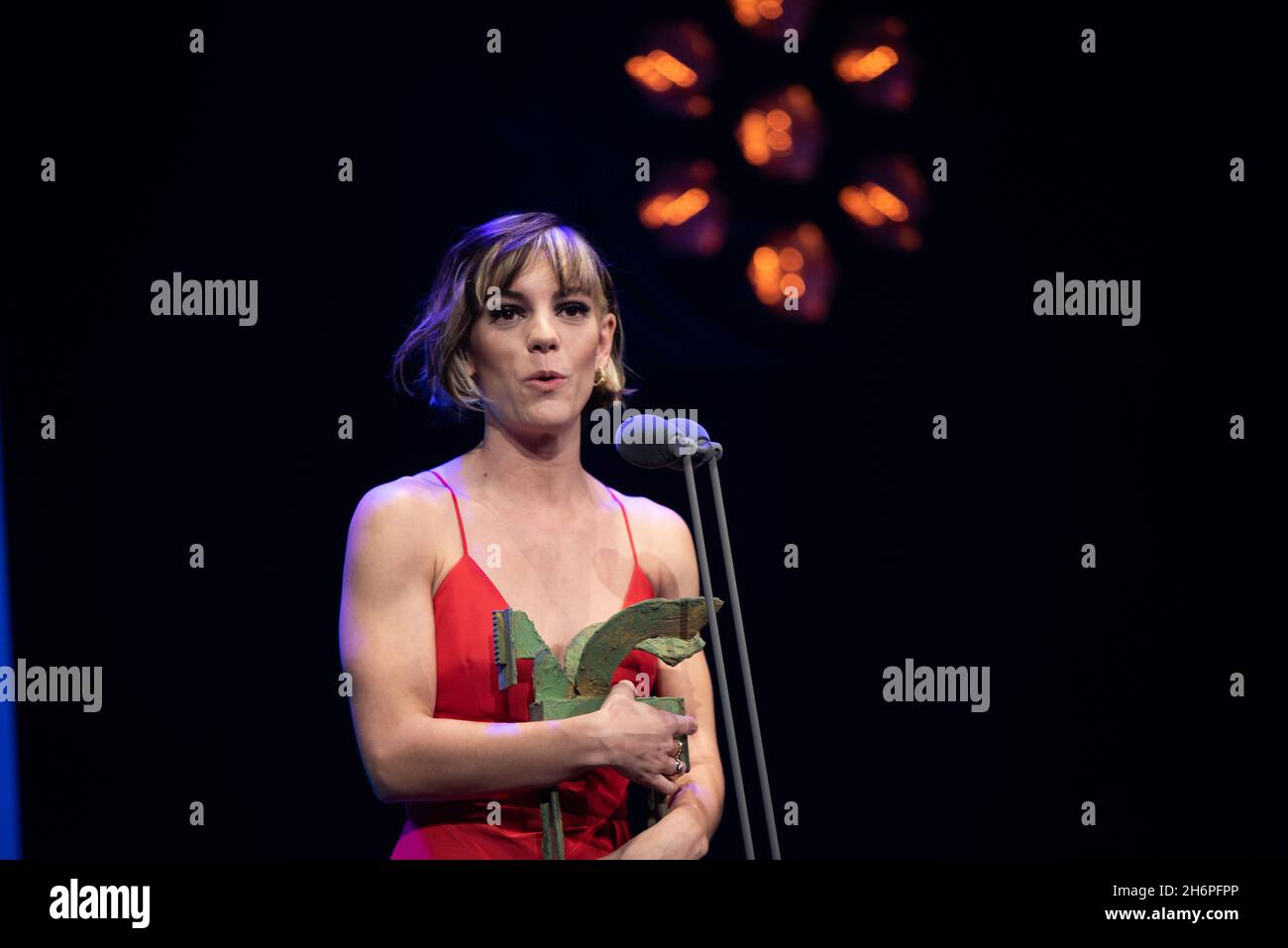 vicky luengo recoge el ondas en el teatro Coliseum de barcelona 2021 Stockfoto