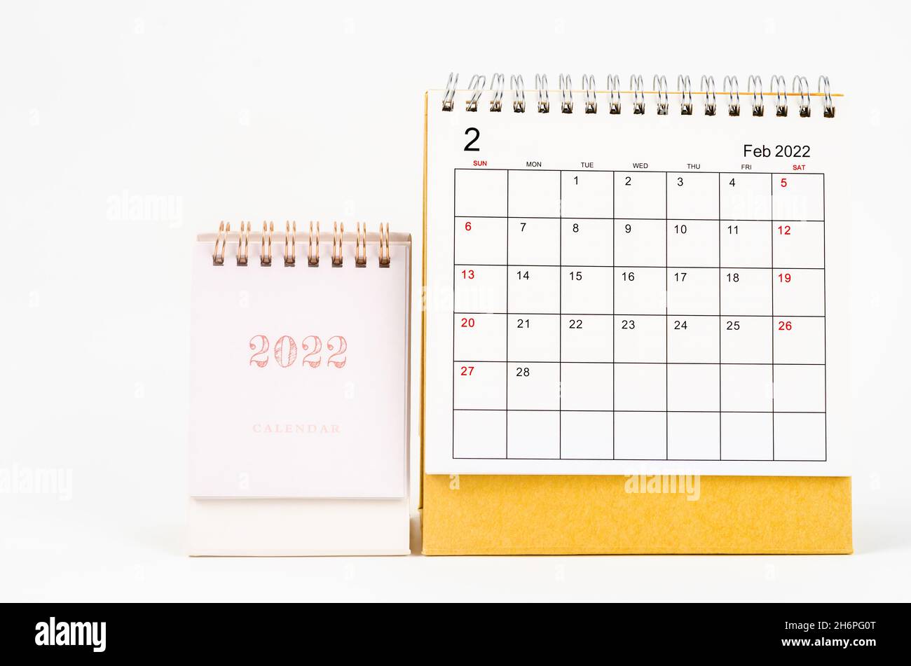 Der Tischkalender für Februar 2022 auf weißem Hintergrund. Stockfoto