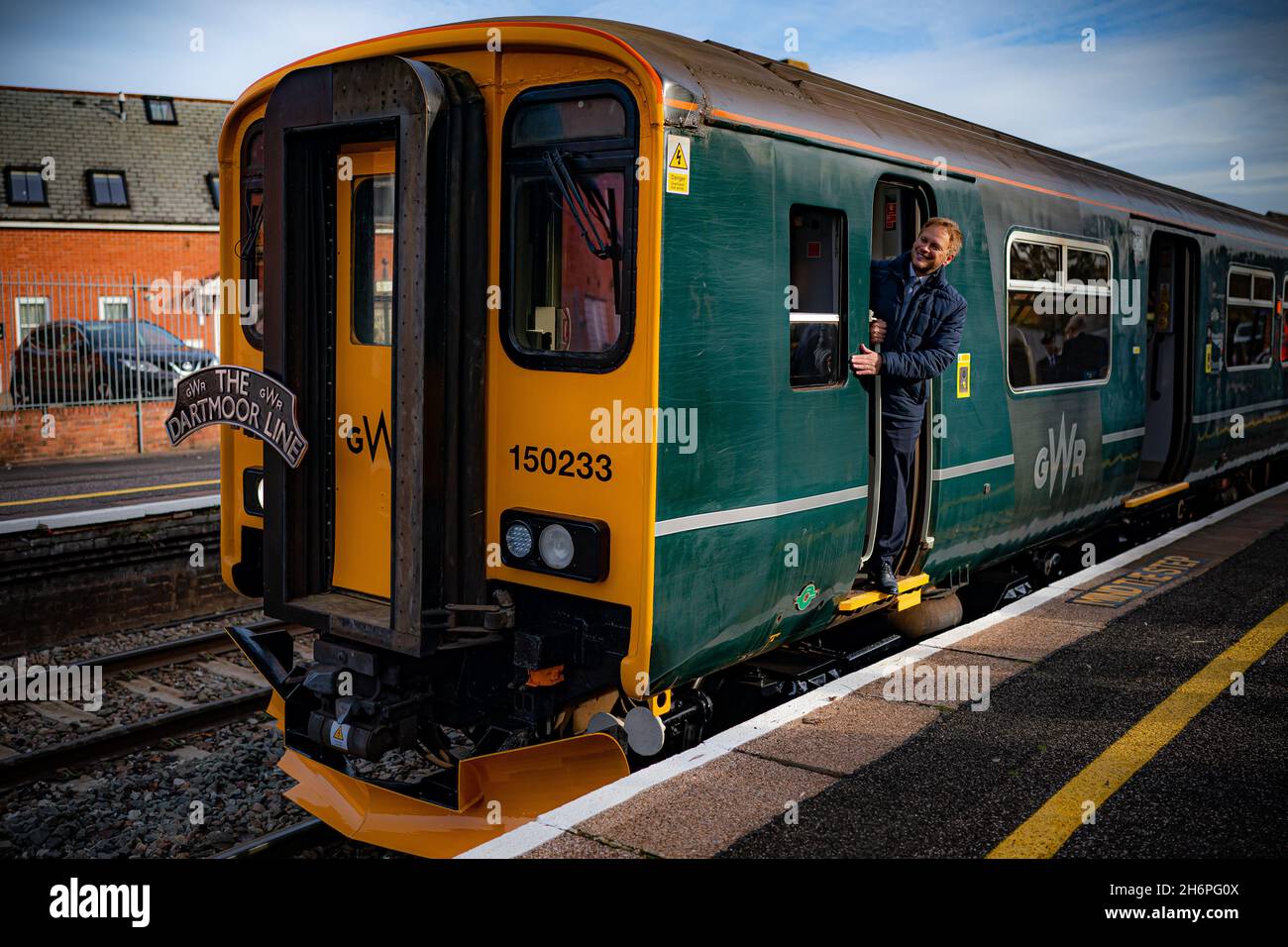 Transportsekretär Grant Shapps fährt mit dem Zug der GWR Dartmoor Line den ersten Zug auf der neu eröffneten Dartmoor Line am Bahnhof Crediton. Bilddatum: Mittwoch, 17. November 2021. Stockfoto