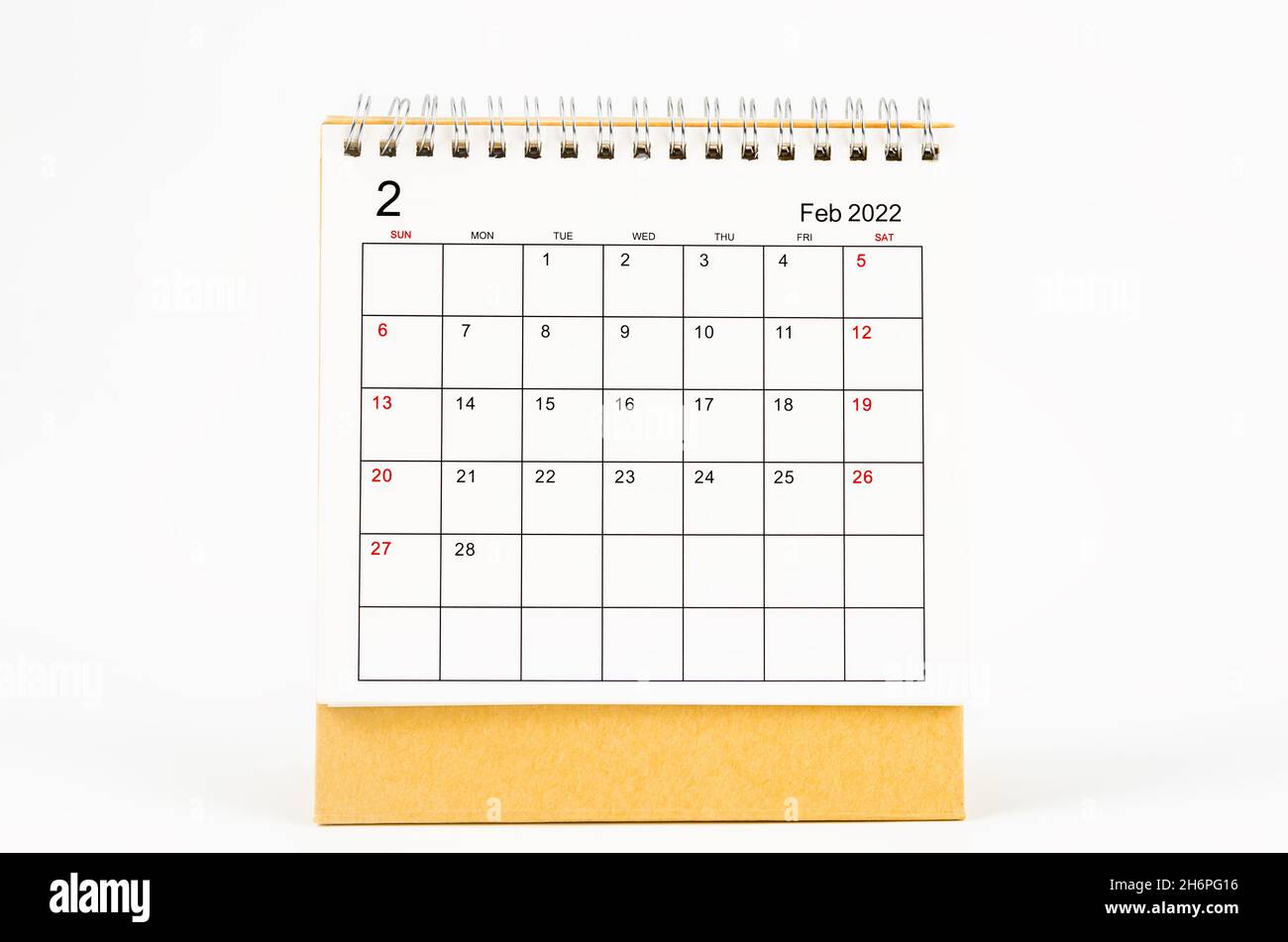 Tischkalender Februar 2022 auf weißem Hintergrund. Stockfoto