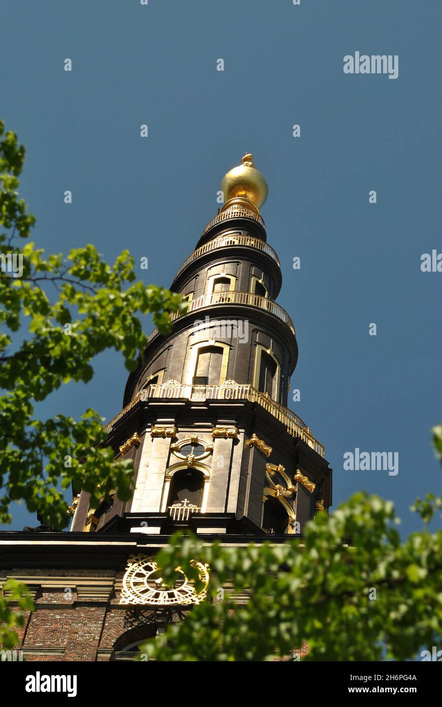 Spirale Spire der Kirche unseres Erlösers gegen den blauen wolkenlosen Himmel. Vor Frelsers Kirke in Kopenhagen, Dänemark, Frühjahr 2012. Stockfoto