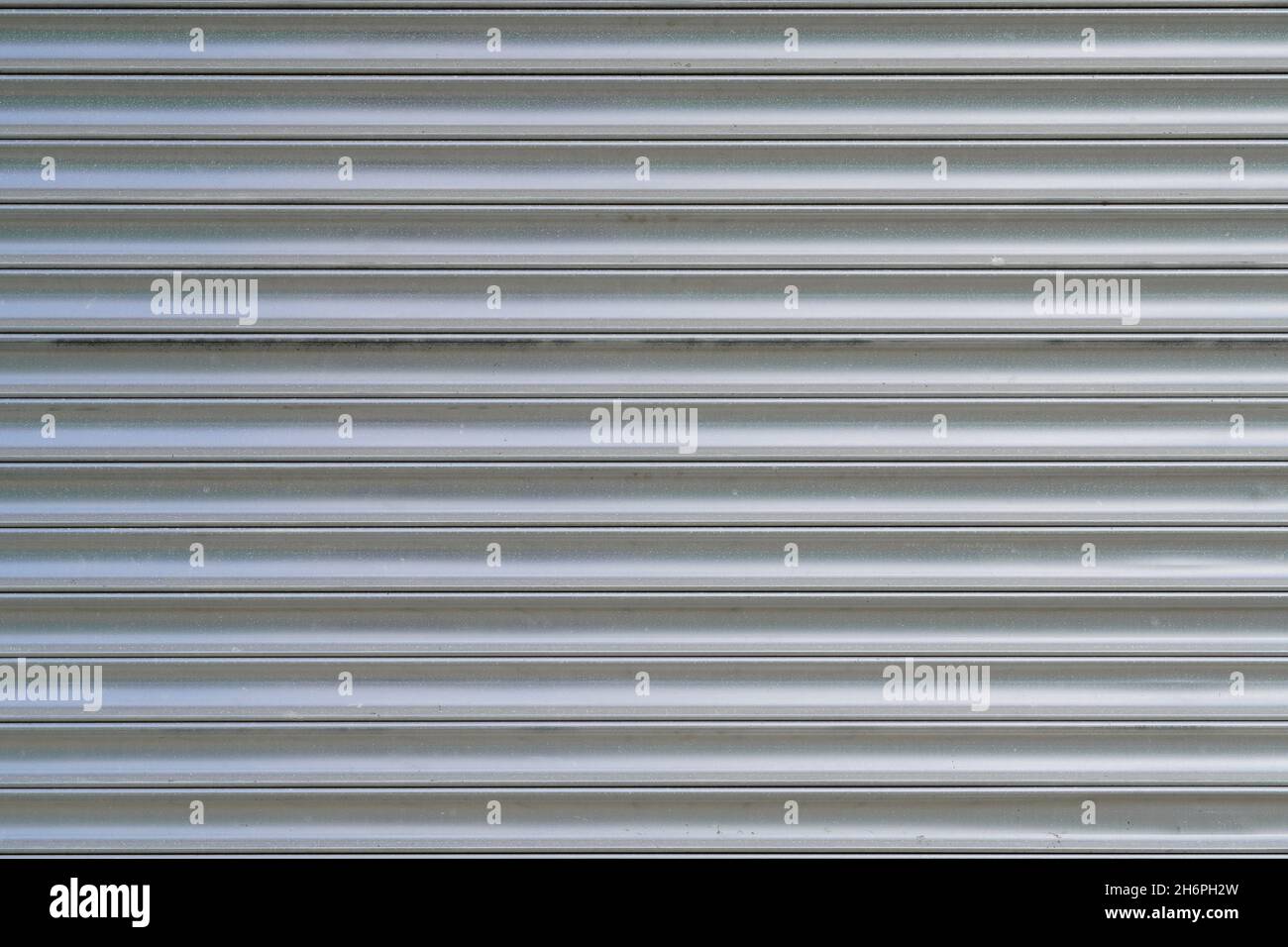 Nahaufnahme einer Aluminiumtür. Grau gestreifter Metallhintergrund aus Aluminium. Stockfoto