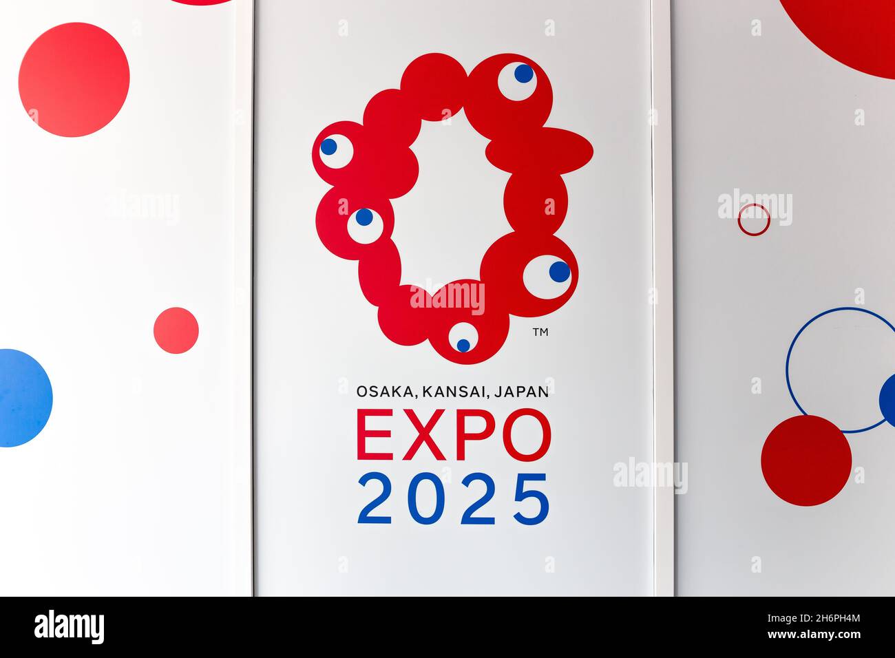 Dubai, VAE, 27.10.2021. Expo 2025 Osaka, Japan Logo, Anzeige während der Expo 2020 Dubai. Stockfoto