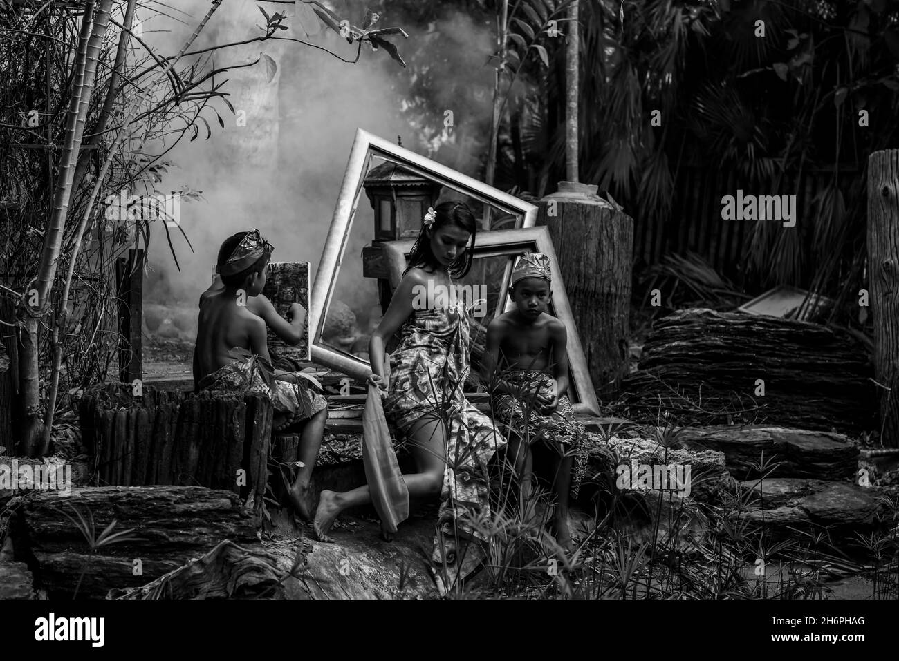 BANGKOK, THAILAND-FEBRUAR 19,2017: Dramatische Mutter und Sohn in Bali traditionelle Tracht im alten Gartenhaus. FEBRUAR 19.2017. Stockfoto