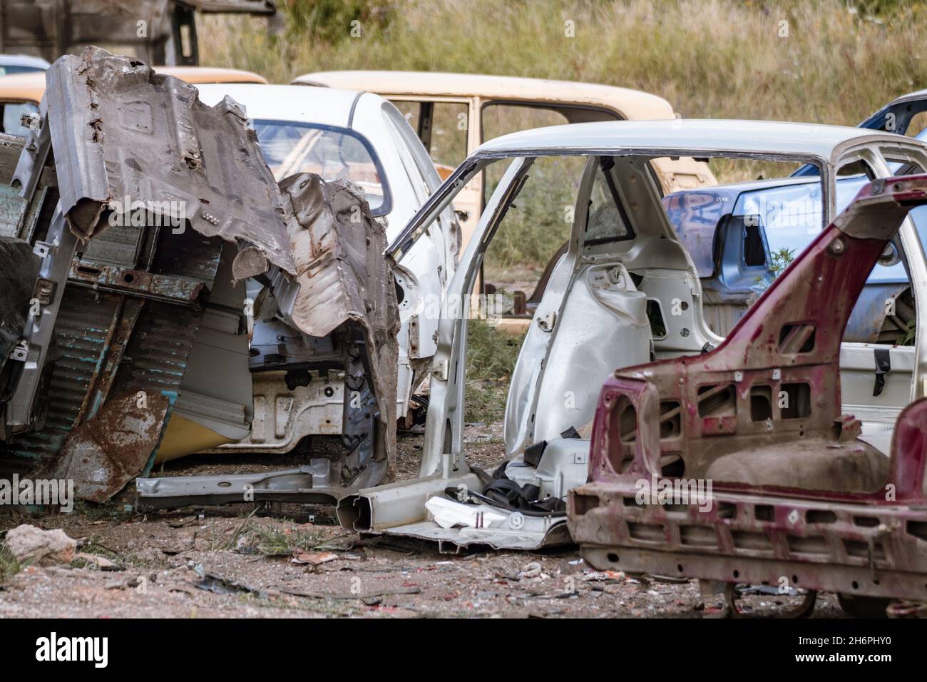 Metall zerbrochene Autos Karosserieteile Nahaufnahme im Feld. Autodumpe, Wrack auf einem Schrottplatz, bereit zum Recycling Stockfoto