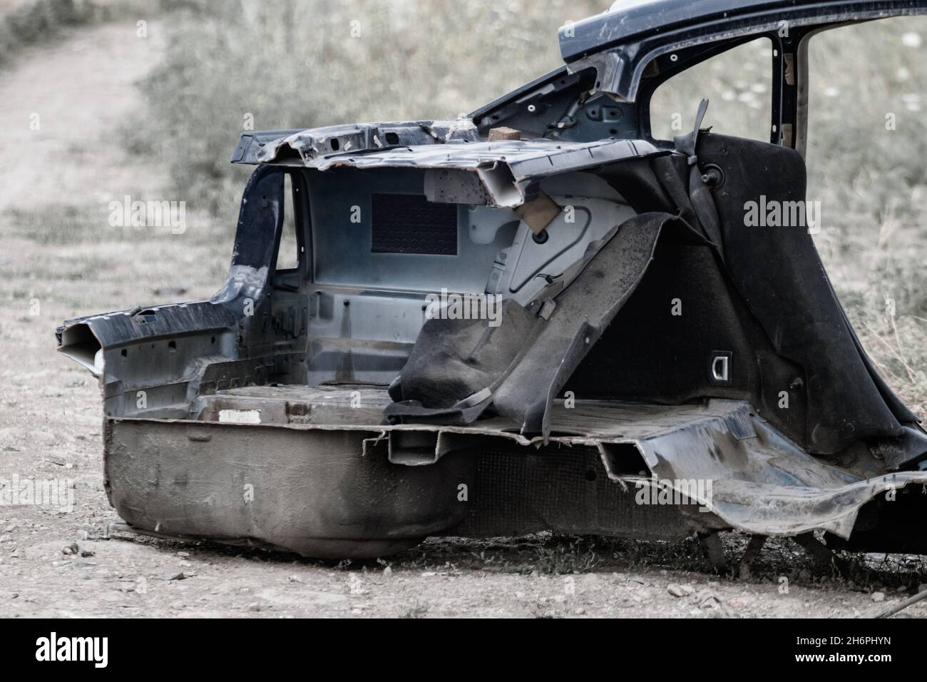 Metallkarossenteile, verwittert abgerissen und verlassen. Autodumpe, Wrack auf einem Schrottplatz, bereit zum Recycling Stockfoto