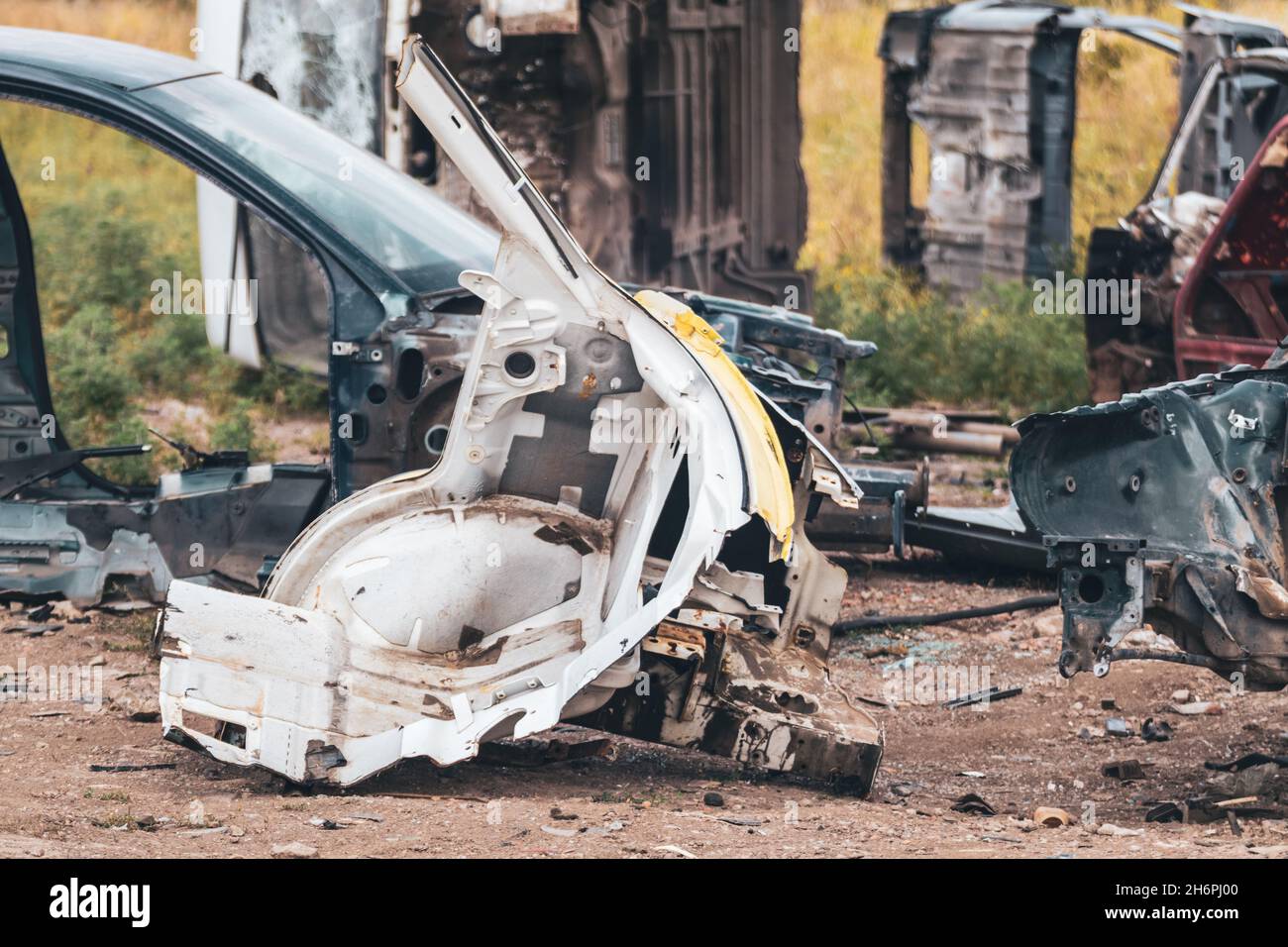 Metall abgerissen weißen Karosserie Teile im Freien aufgegeben. Autodumpe, Wrack auf einem Schrottplatz, bereit zum Recycling Stockfoto