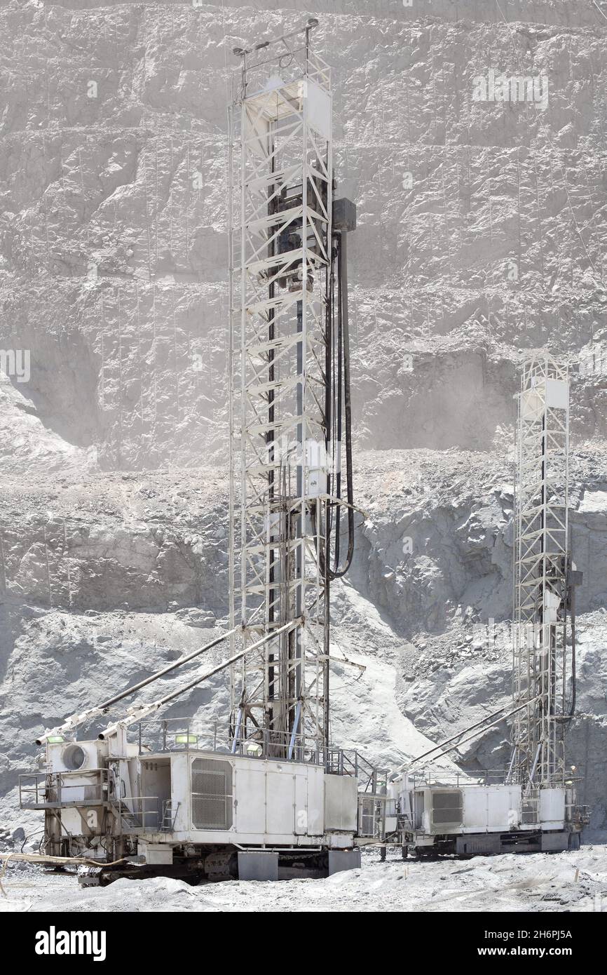 Blasthole bohrt in einem Tagebau-Kupferminenbetrieb in Chile Stockfoto