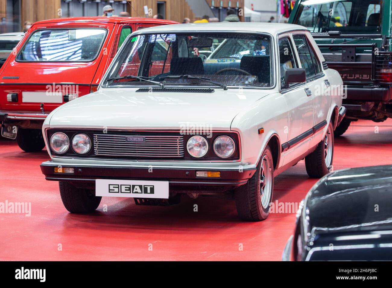 Bilbao, Spanien - 15. November 2021: Ausstellung von Oldtimern. Auf dem Bild A Seat 132, ein zwischen 1973 und 1982 in Lizenz von SEAT hergestelltes Auto. Stockfoto