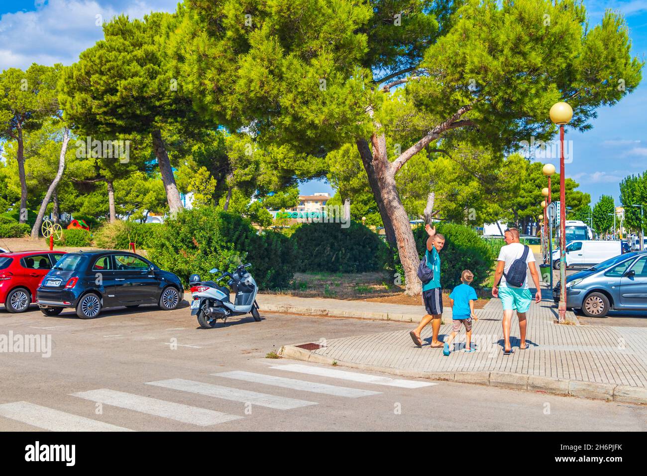 Mallorca Spanien 14. September 2018 Typische Straße mit Autos Palmen Hotels Gebäude Menschen und Touristen in Can Picafort auf der Baleareninsel Mal Stockfoto