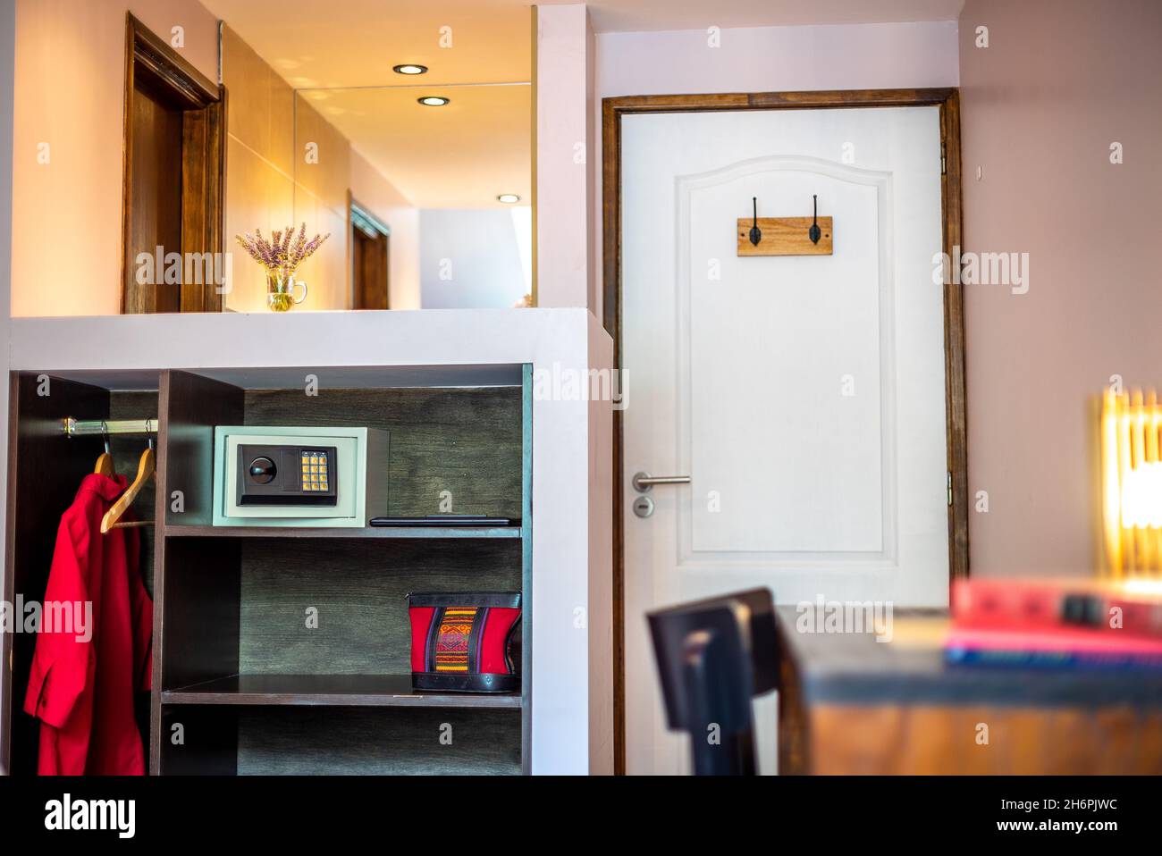 Kleines, gemütliches Zimmer mit Schreibtisch und Kleiderschrank Stockfoto