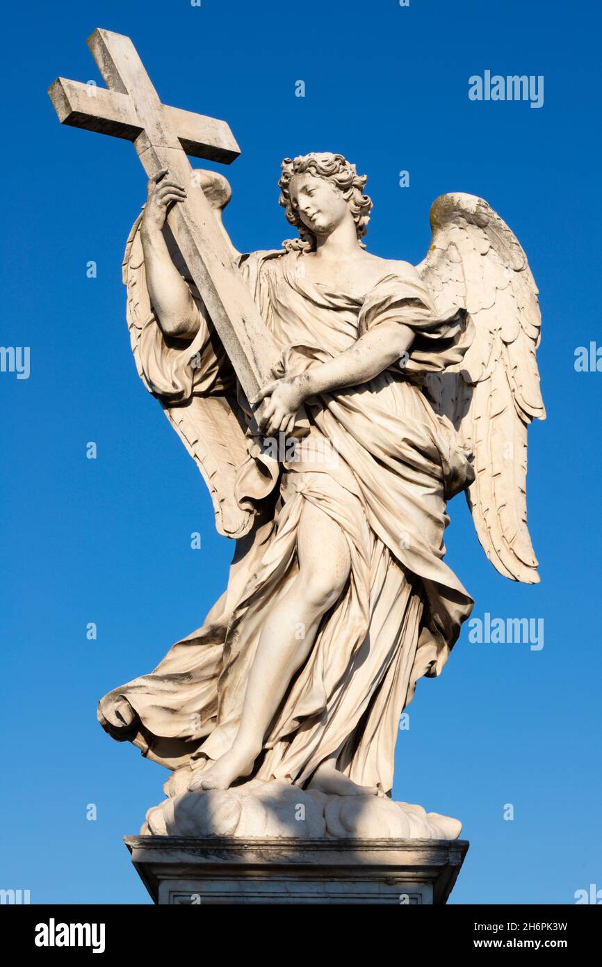 ROM, ITALIEN - 1. SEPTEMBER 2021: Engelsstatue mit dem Kreuz im Barockstil von der Engelsbrücke von Ercole Ferrata (1610 - 1686). Stockfoto