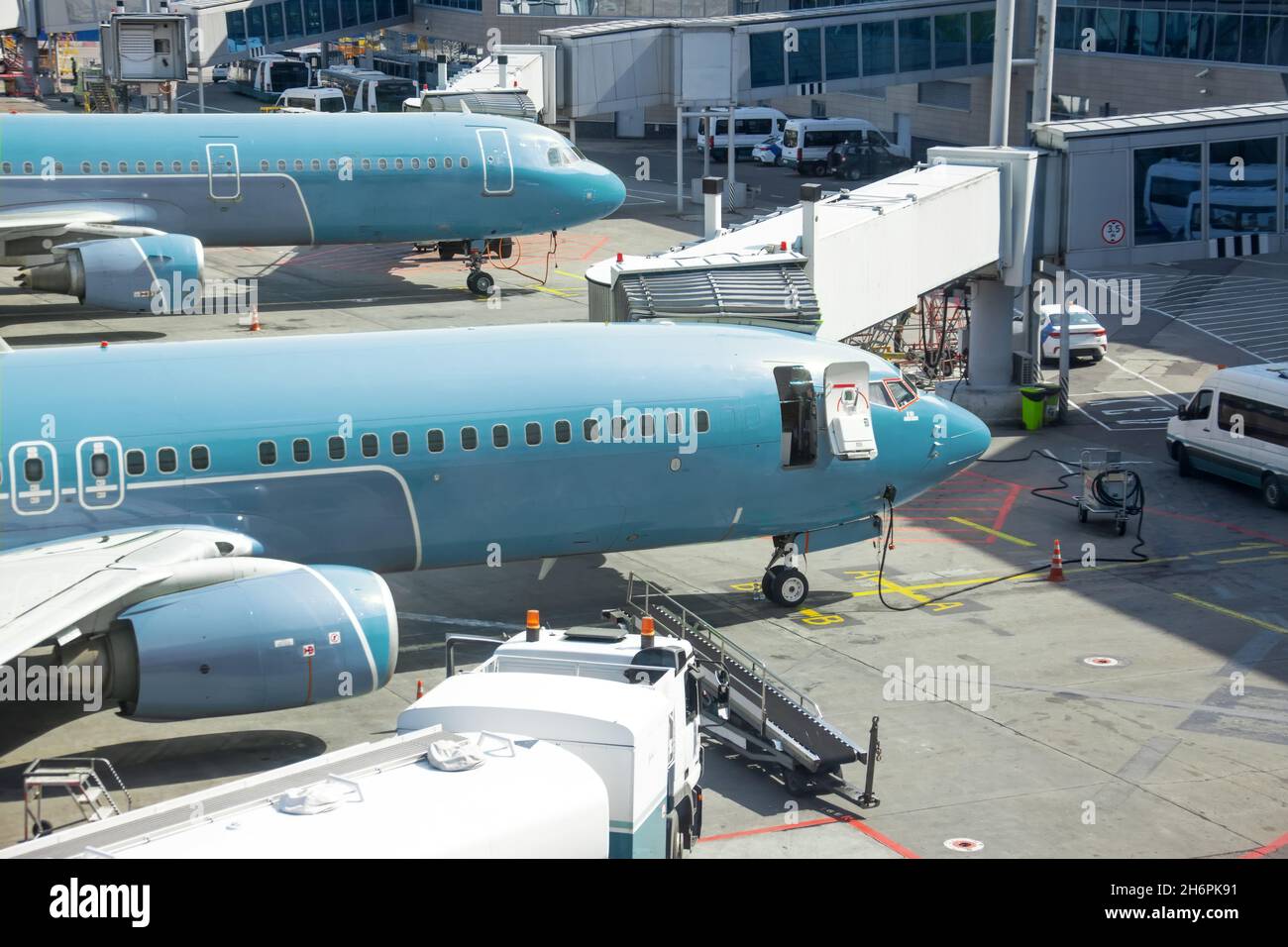 Mehrere Flugzeuge am Flughafenterminal vor dem Flug am Boden abfertigung Stockfoto