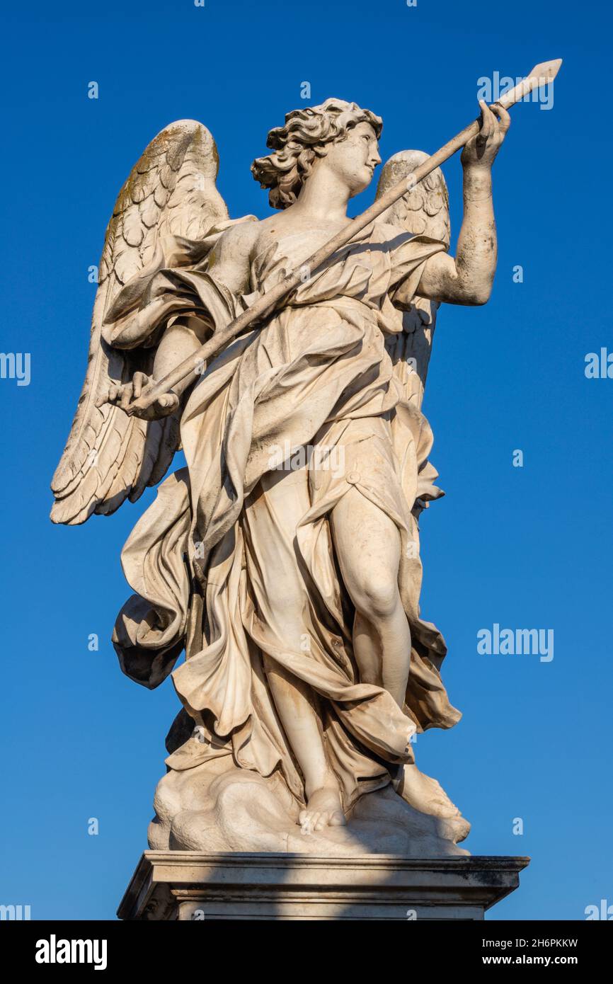 ROM, ITALIEN - 1. SEPTEMBER 2021: Engel mit der Lanze auf der Ponte Sant'Angelo - Engelsbrücke von Domenico Guidi (1625 – 1701). Stockfoto