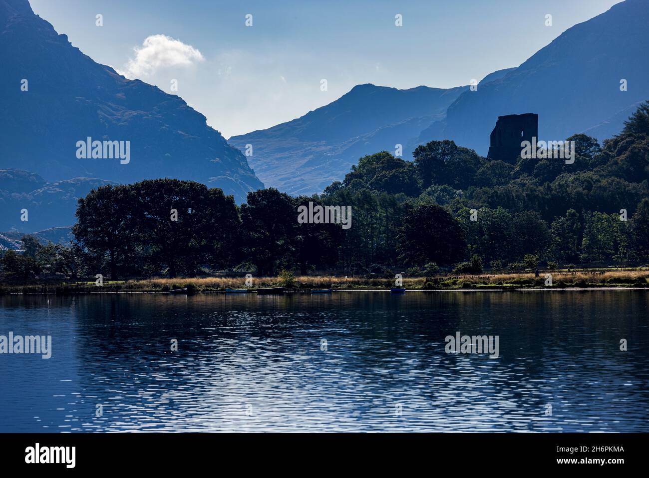 Blick entlang des Llyn Padarn Sees in Richtung Vivian Schieferbruch und Dolbadran Burg, im frühen Morgenlicht, Llyn Padarn See, Llanberis, Wales, UK, Stockfoto